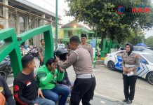 Operasi Patuh Semeru 2025, Polres Ponorogo Beri Helm Gratis untuk Ojol