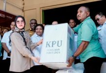 Lepas Distribusi Logistik PSU, Wamendagri Ribka Haluk Minta Provinsi Papua Jadi Teladan Demokrasi