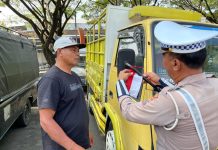 Polres Pacitan Pupuk Jiwa Nasionalisme Jelang HUT ke-80 RI, Berbagi Ratusan Bendera Merah Putih