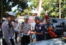 Polisi Gelorakan Semangat Nasionalisme Ratusan Bendera Merah Putih Dibagikan untuk Pengemudi di Bondowoso