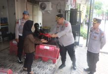 Menjelang HUT RI ke-80, Polres Pasuruan Bagikan Bendera Merah Putih di Bangil