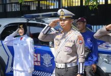 Satlantas Polres Pasuruan Gelar Upacara Detik-Detik Proklamasi di Perempatan Gudang Garam Bangil