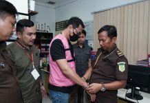 Tim Penyidik Kejati Sumut Serahkan Tersangka Dugaan Korupsi Penyaluran Kredit Pada PT.Bank Sumut Cabang Melati Langsung Diserahkan Kepada JPU.