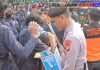 Polisi Bagikan Air Mineral kepada Massa Demo di Senayan