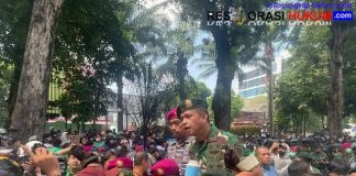 Temui Pengunjuk Rasa Di Depan Mako Brimob Kwitang, Asintel Kaskostrad Terima S “TERIMA KASIH BAPAK TNI”