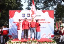 Ditjen Polpum Kemendagri dan Pemkot Depok Bagikan Ribuan Bendera Merah Putih Kepada Warga Negara