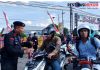 Sambut Hari Kemerdekaan RI ke – 80 Brimob Polda Jatim Berbagi 2000 Bendera Merah Putih di Pamekasan