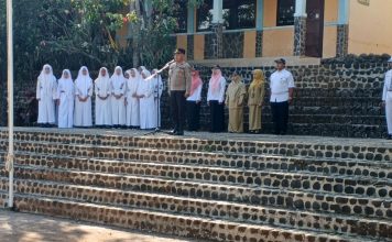Jadi Pembina Upacara di SMAN 1 Lumbang, Kapolsek Lumbang Ajak Siswa Bijak Bermedsos
