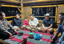 Polres Pasuruan Gelar Patroli Dialogis, Wujudkan Kamtibmas Kondusif Bersama Warga di Pos Kamling
