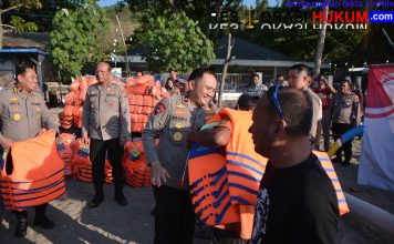Kapolda Jatim Kunjungi Kelompok Nelayan dan Sadar Wisata di Pantai Pasir Putih Situbondo, Beri Bantuan Alat Keselamatan dan Sembako