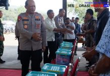 Kapolda Jatim Serahkan Bantuan Sembako untuk Nelayan Pacitan di Hari Lalu Lintas Bhayangkara ke-70