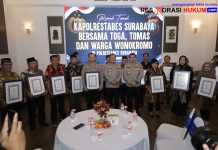 Kapolrestabes Surabaya Beri Penghargaan Kapolsek Wonokromo dan Toga Tomas atas Peran Aktif Jaga Kamtibmas