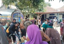 Polsek Sukorejo Bagikan Air bersih Ke Warga Desa Kenduruhan