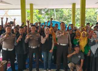 Personil Satlantas Polres Pasuruan Kumpulkan Ambulan dan Sopirnya, Ada Apa ?