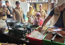 Pastikan Sesuai HET, Satgas Pangan Polres Pasuruan Sidak Harga Beras di Pasar Tradisional