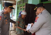 Kapolres Pasuruan Salurkan Bantuan Sosial untuk Warga Terdampak Puting Beliung di Kejayan
