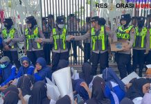 Aksi Humanis: Polwan Bojonegoro Berbagi Air Mineral kepada Massa Unjuk Rasa