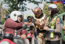 Kreatif! Satlantas Polres Malang Sosialisasikan Operasi Zebra dengan Kostum Super Hero
