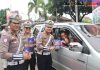 Operasi Zebra Semeru, Polres Magetan Bagikan Bunga dan Cokelat Edukasi Keselamatan Lalu Lintas