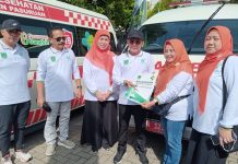 Tingkatkan Layanan Kesehatan, Pemkab Pasuruan Serahkan Lima Unit Ambulance Baru di Puncak Peringatan HKN ke-61