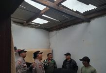 Polsek Purwodadi Bantu Evakuasi Rumah Warga Cowek yang Rusak Akibat Petir