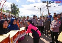 Ketum Bhayangkari Serahkan Bantuan Korban Banjir Tapanuli Tengah