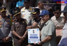 Mendagri Serahkan Bantuan Korban Bencana di Aceh Timur