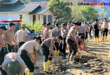 Polri Bersihkan Area Terdampak Banjir Bandang di Kampung Tengah Kecamatan Palembayan Agam Sumbar