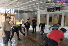 Polres Situbondo Turun Langsung Bantu Pemulihan Pasca-Banjir di Desa Kalianget