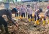 Polri dan Warga Pidie Jaya Gotong Royong Bersihkan Polindes Meunasah Mancang Pascabanjir