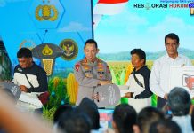 Kapolri Salurkan Bantuan Alsintan dan Sembako pada Panen Raya Jagung Serentak di Bekasi