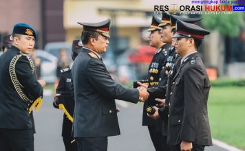 Kapolda Jatim Anugerahkan Tanda Kehormatan kepada Ribuan Personel