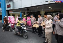 Pererat Kedekatan di Bulan Ramadhan, Polres Tulungagung Berbagi Takjil