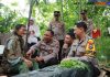Polri Peduli : Polres Jember Evakuasi Kakek Tuna Wisma dari Hutan Jubung
