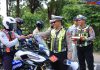 Aksi Simpatik Satlantas Polres Gresik, Pengguna Jalan Tertib Dapat Cokelat