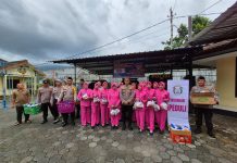 Ramadhan Penuh Berkah, Jajaran Polsek Prigen Bagi-Bagi Takjil Jelang Berbuka Puasa
