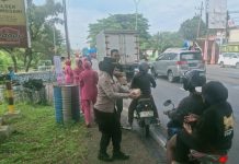 Kapolsek Purwosari Bersama Bhayangkari Bagikan 250 Takjil, Wujud Kepedulian di Bulan Ramadan
