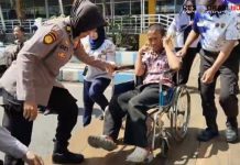 Polwan Sidoarjo Tunjukkan Aksi Humanis Bantu Pemudik Disabilitas di Terminal Purabaya