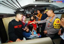 Tinjau Stasiun Surabaya Gubeng, Kapolri Instruksikan Pelayanan Maksimal bagi Pemudik Lebaran