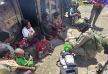 Satgas Damai Cartenz Patroli dan Berikan Layanan Kesehatan di Pengungsian Sinak