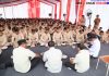 Momen Hangat Mendagri Makan Siang Bersama Praja IPDN di Tengah Misi Kemanusiaan