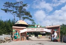 Terlindungi: PROYEK SILUMAN! Pari Bendo Lawang Buka Waterpark Ilegal, Gelang Wisata Sudah Diedarkan Saat Akses Masuk Masih Berantakan
