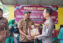 Kapolres Pasuruan Blusukan ke Rumah Warga Kurang Mampu di Lumbang, Salurkan Bansos dan Layanan Kesehatan Gratis