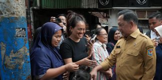 Cek Langsung Penerima BSPS di Jakbar, Mendagri Dorong Pemda Perluas Dukungan Bedah Rumah Melalui APBD