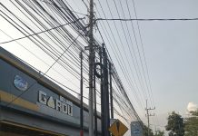 KABEL LABA-LABA LETJEN SUTOYO BLIMBING ANCAM PEJALAN KAKI, TROTOAR RUSAK DIBIARKAN