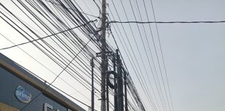 KABEL LABA-LABA LETJEN SUTOYO BLIMBING ANCAM PEJALAN KAKI, TROTOAR RUSAK DIBIARKAN