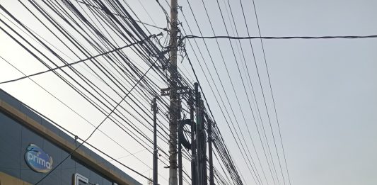 KABEL LABA-LABA LETJEN SUTOYO BLIMBING ANCAM PEJALAN KAKI, TROTOAR RUSAK DIBIARKAN