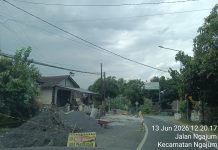 PROYEK JALAN NGAJUM MALANG ABAIKAN K3, MATERIAL DI BADAN JALAN + RAMBU MINIM ANCAM KESELAMATAN PENGGUNA JALAN