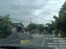 PROYEK JALAN NGAJUM MALANG ABAIKAN K3, MATERIAL DI BADAN JALAN + RAMBU MINIM ANCAM KESELAMATAN PENGGUNA JALAN