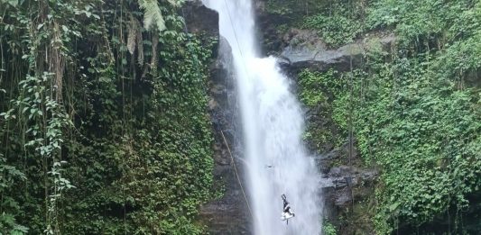 PARKIR “HANTU” COBAN SIUK MALANG – MOTOR RP10RB, MOBIL RP20RB TANPA KARCIS & PENGELOLA, JALAN RUSAK, KECELAKAAN SIAPA TANGGUNG JAWAB?